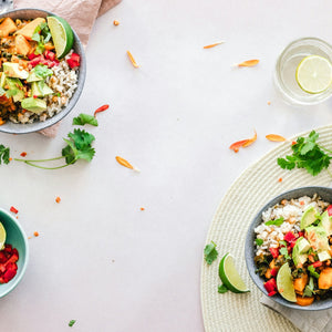Ciotole vegetariane con riso, verdure, avocado e lime
