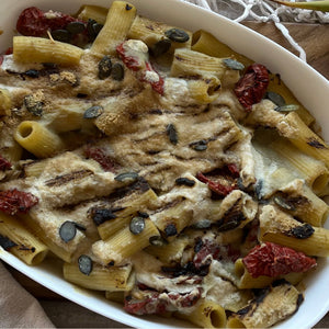 Pasta al forno con crema di carciofi e besciamella di anacardi
