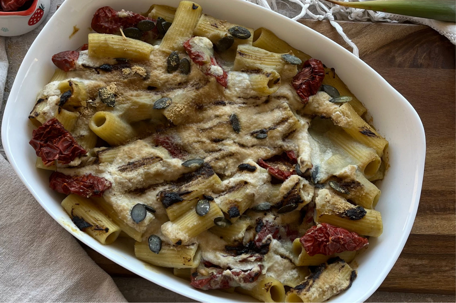 Pasta al forno con crema di carciofi e besciamella di anacardi