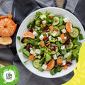 Insalata con lattuga, cetriolo, feta, carota e mandarino condita con olio di sesamo, ripresa dall'alto