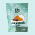 Farina di carrube biologica Cibo Crudo, busta richiudibile da 1000 g con baccelli e cumulo di polvere