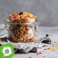 Granola con mirtilli neri essiccati, bacche di goji e fiocchi d'avena in vasetto di vetro