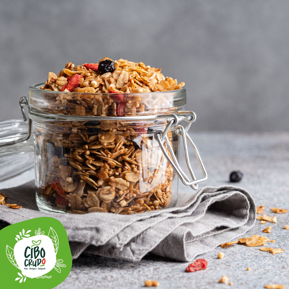 Granola con mirtilli neri essiccati, bacche di goji e fiocchi d'avena in vasetto di vetro